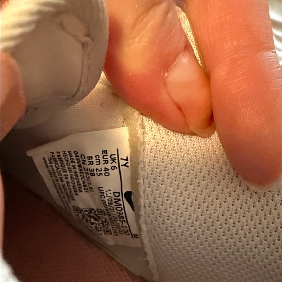 Nike Sneakers White and Peach - Picture 12 of 12